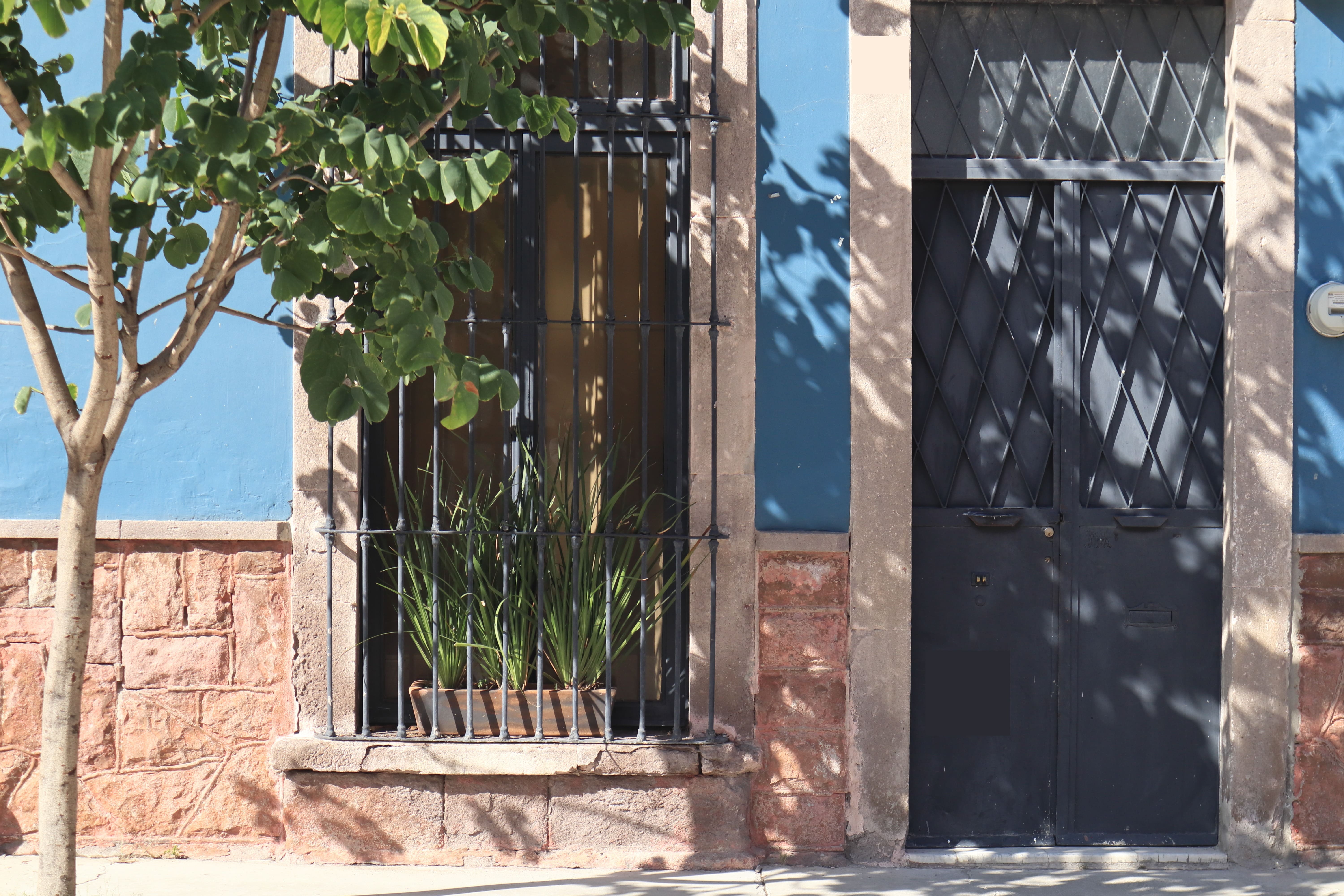 Acercamiento a fahcada azul de casa colonial