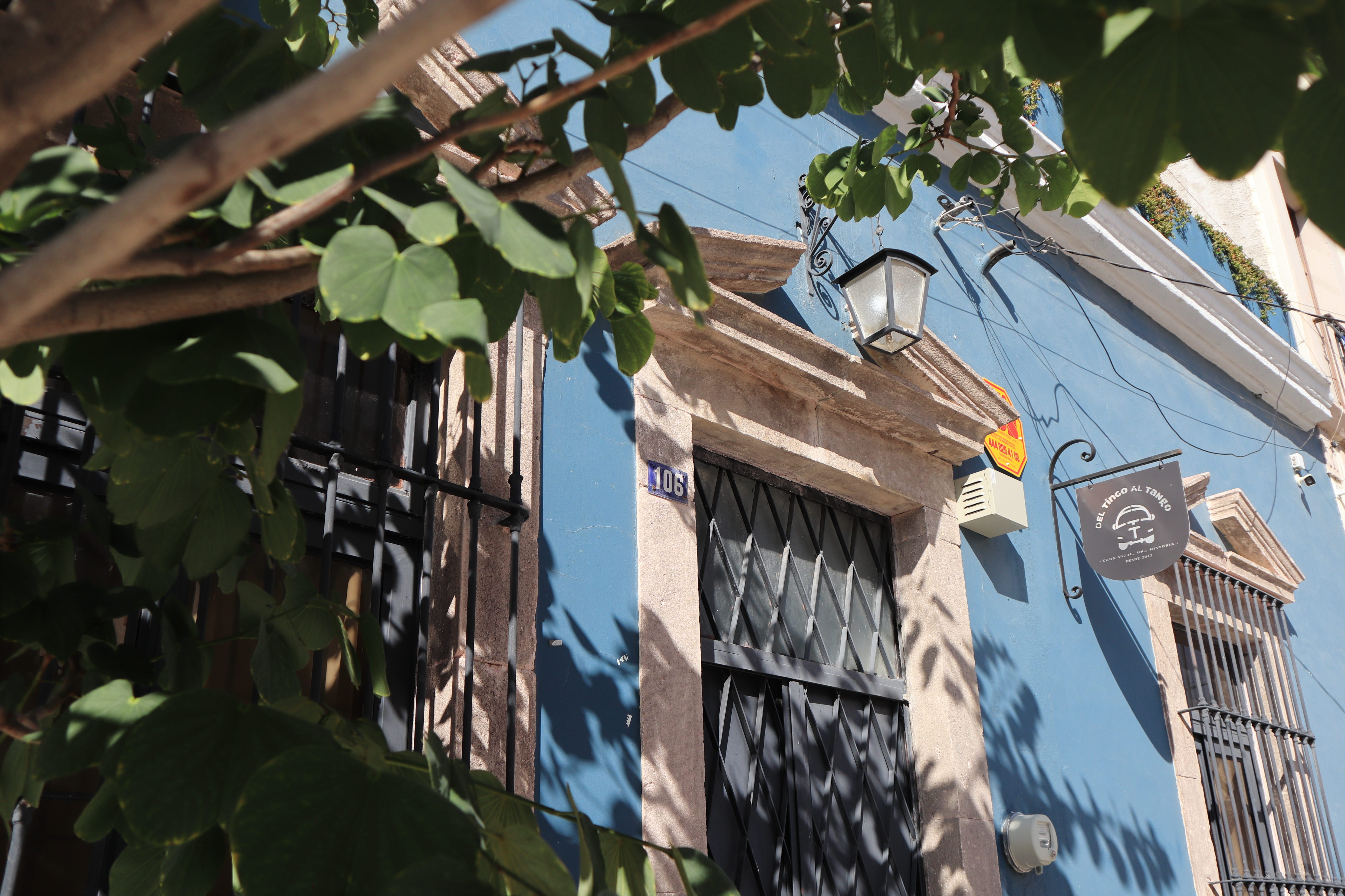 Perspectiva de fachada colonial azul