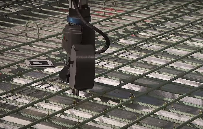 The robot arm has sensors to detect junctions and a gantry crane for mobility (ACR) The robot arm has sensors to detect junctions and a gantry crane for mobility (ACR)