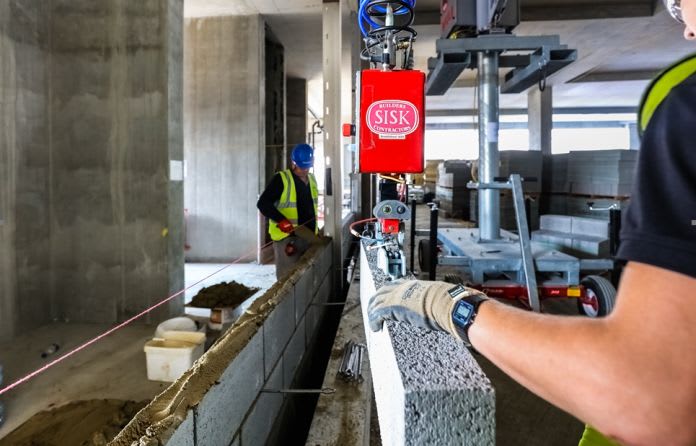 The lift assist device can handle material weighing up to 61kg The lift assist device can handle material weighing up to 61kg
