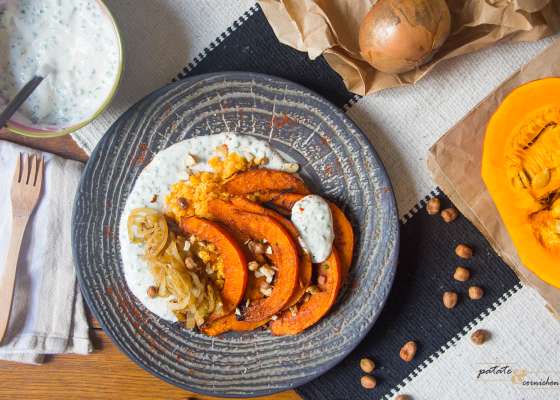 Potimarron rôti aux épices, crème ciboulette, oignons et lentilles corail