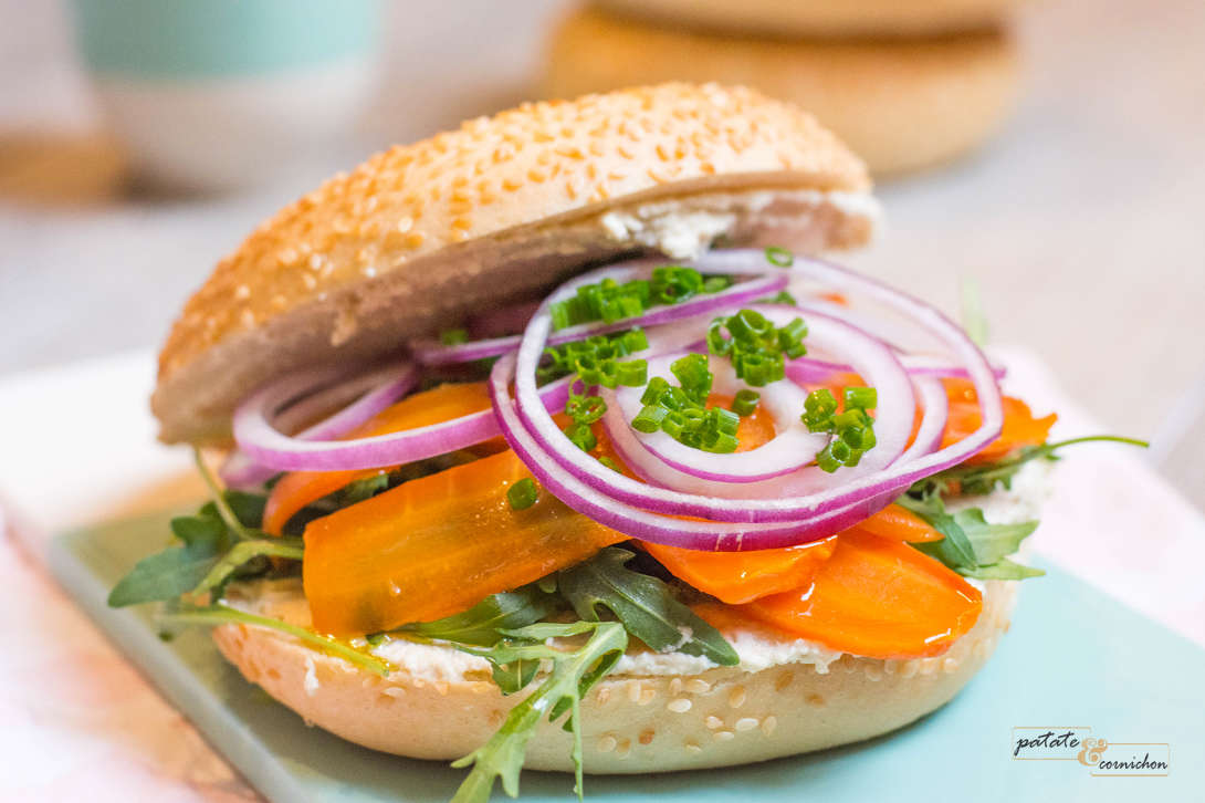 Bagel à la crème de cajou et carottes marinées