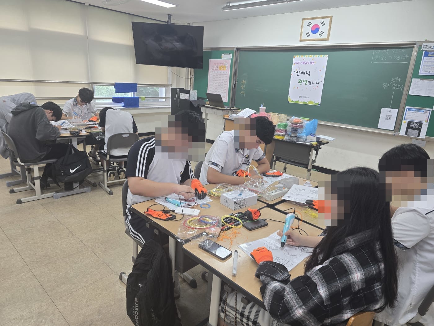 완성된 작품들에 LED 조명을 넣어 빛을 밝히는 모습