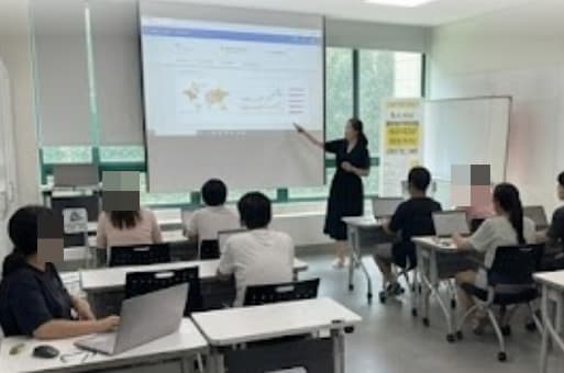 워드클라우드 실습 화면을 함께 보는 수업 장면