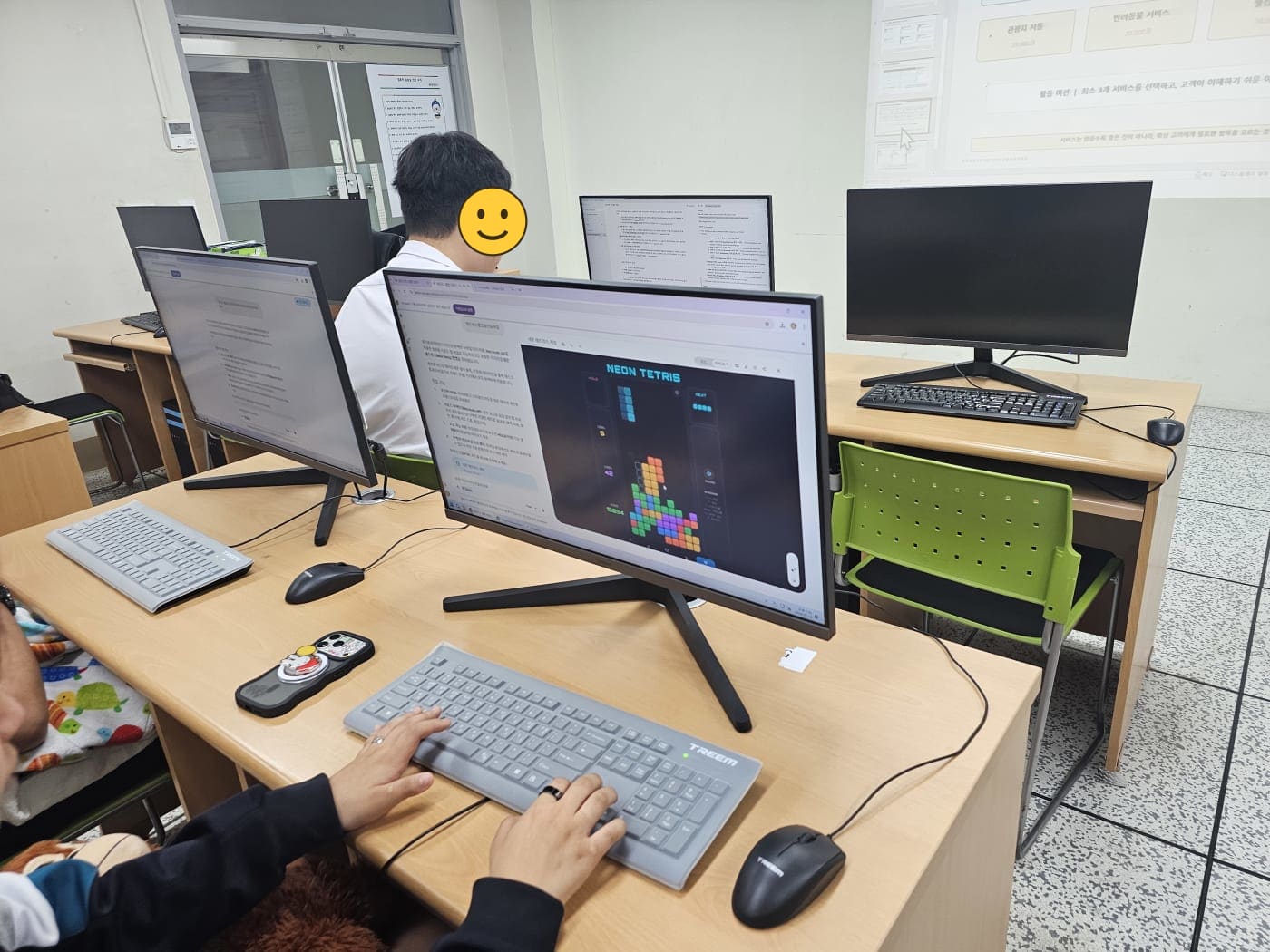 결과물을 발표하는 학생들
