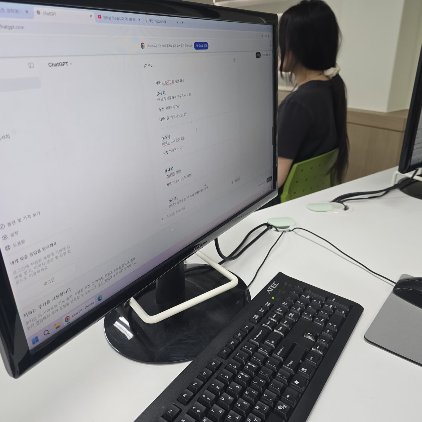 대본을 다듬는 학생들