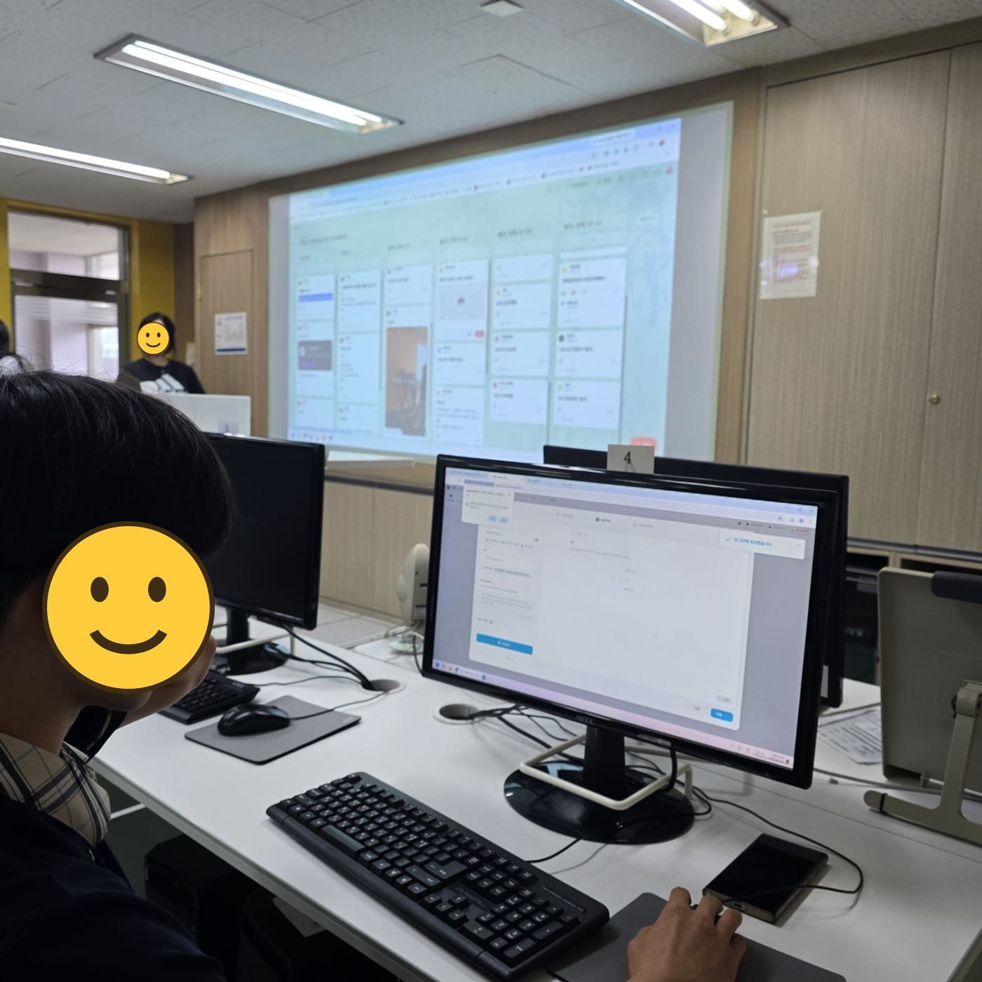 작품 상영에 집중하는 학생들