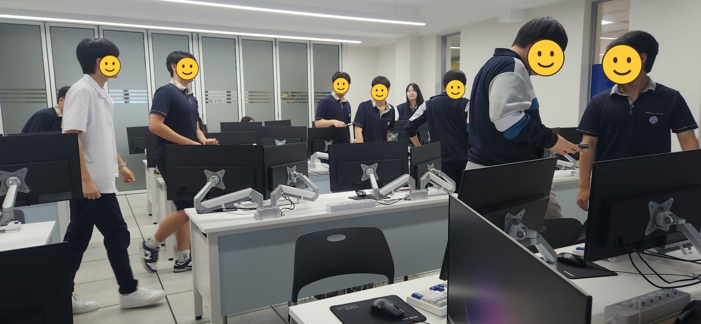 분류 결과를 공유하는 학생들