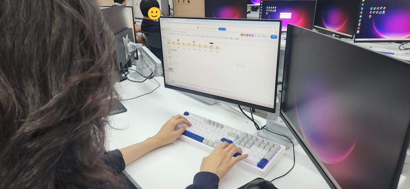 데이터 마이닝 사례를 살펴보는 학생들