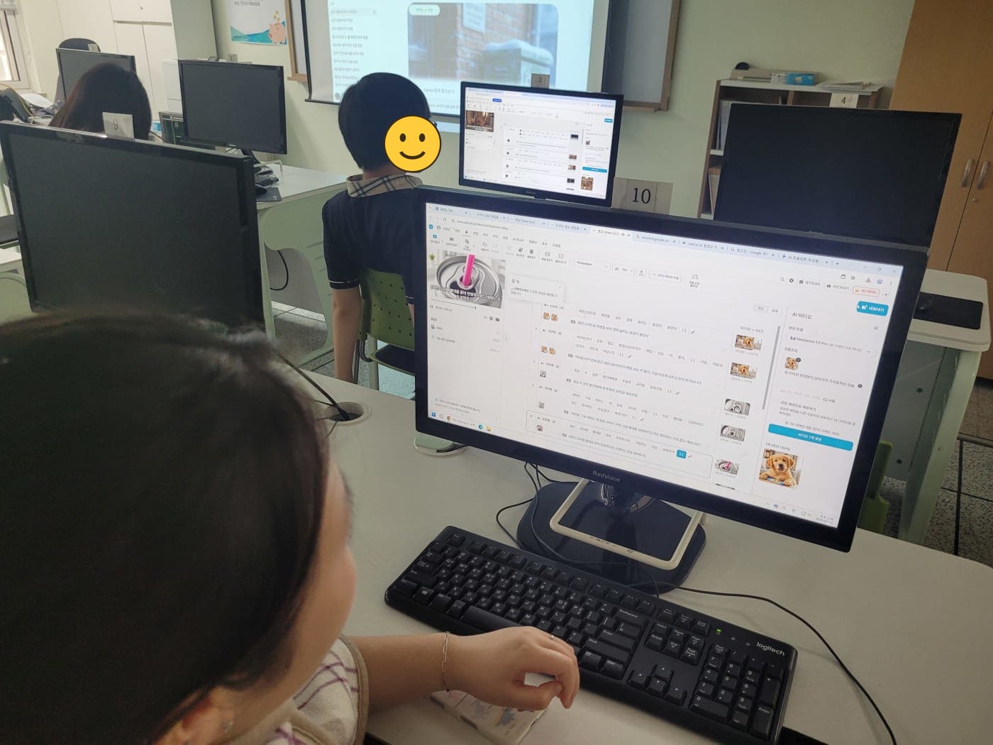 캡컷으로 영상을 세밀하게 편집하는 학생들