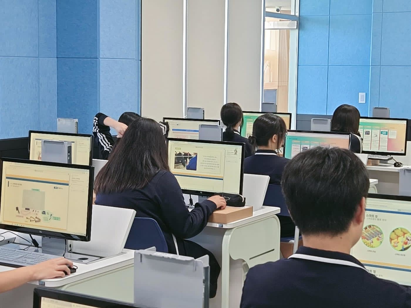 컴퓨터 실습실에서 코딩에 집중하는 학생들