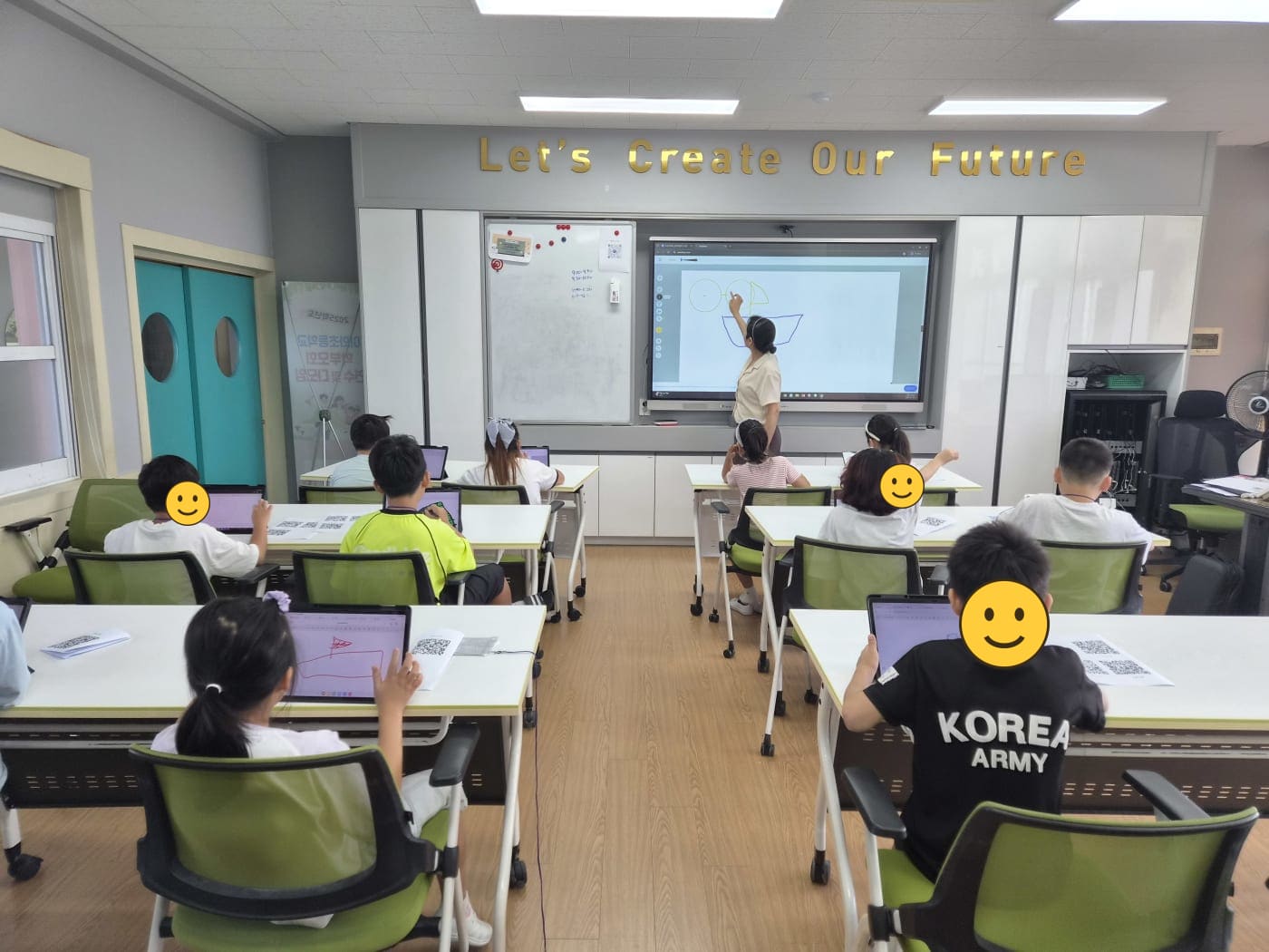 자신만의 멜로디를 구성하는 학생들