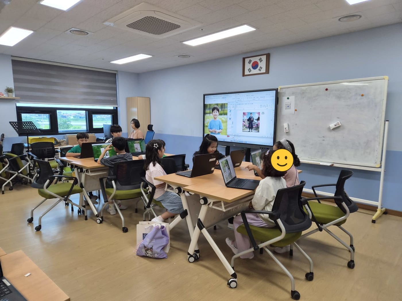 패들렛으로 결과물을 공유하는 학생들
