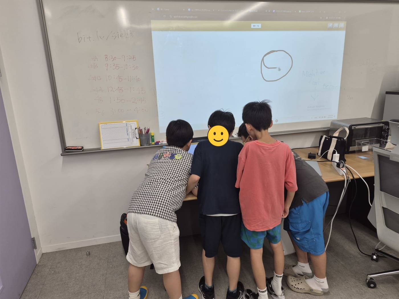 데이터 학습 과정을 이해하는 학생들