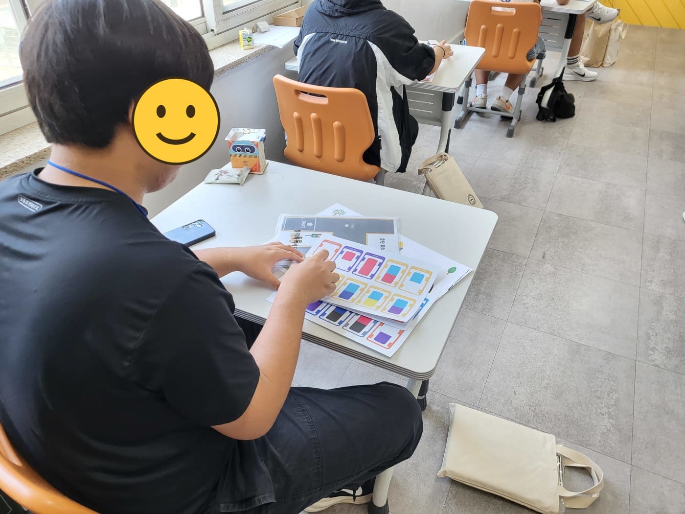 센서 데이터와 디지털 신호를 분석하는 학생들