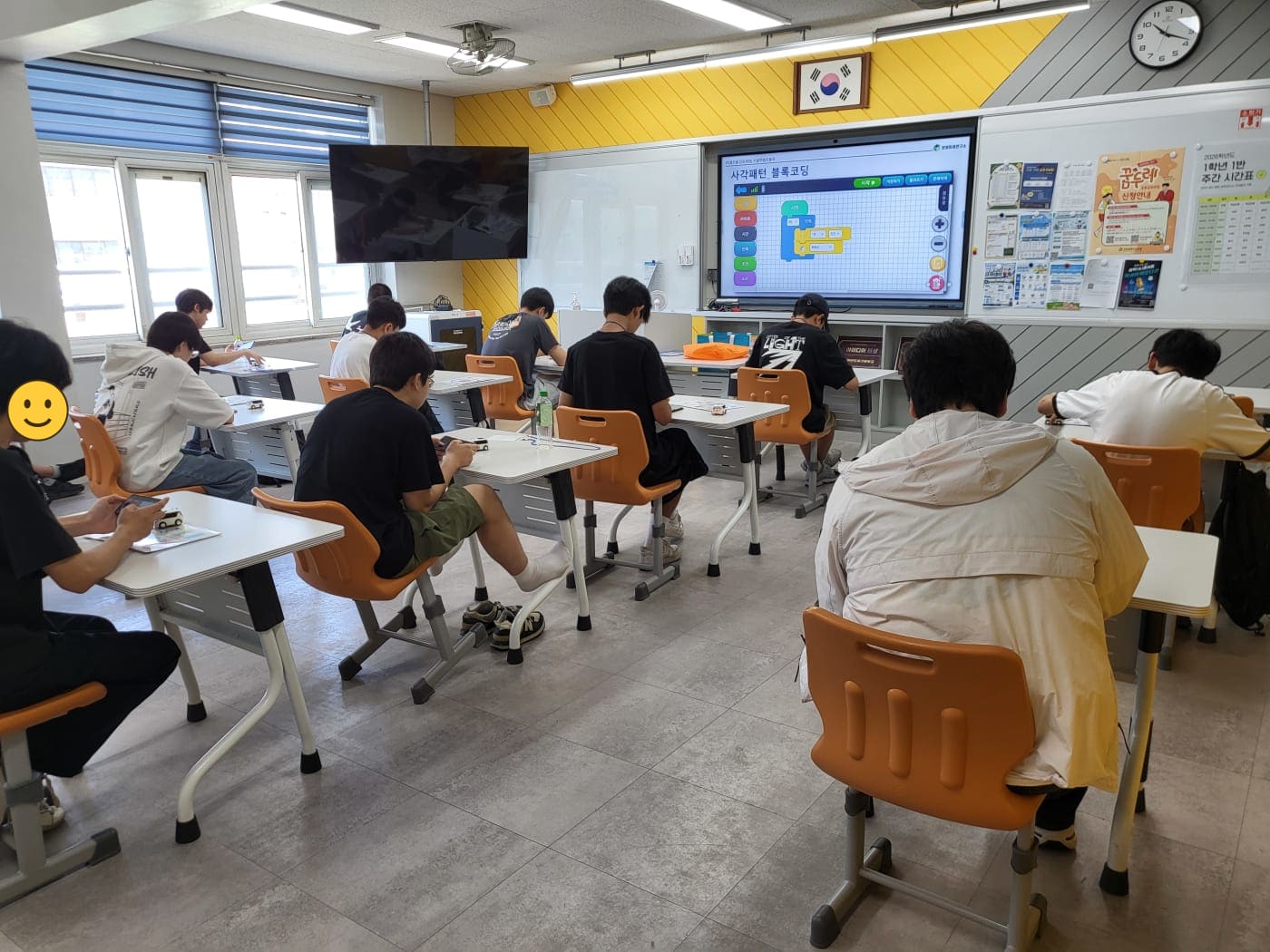 코딩을 마치고 기뻐하는 학생들