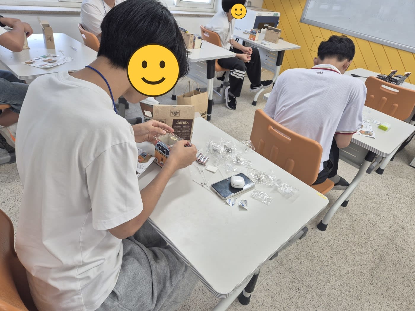 완성한 결과물을 선보이는 학생들