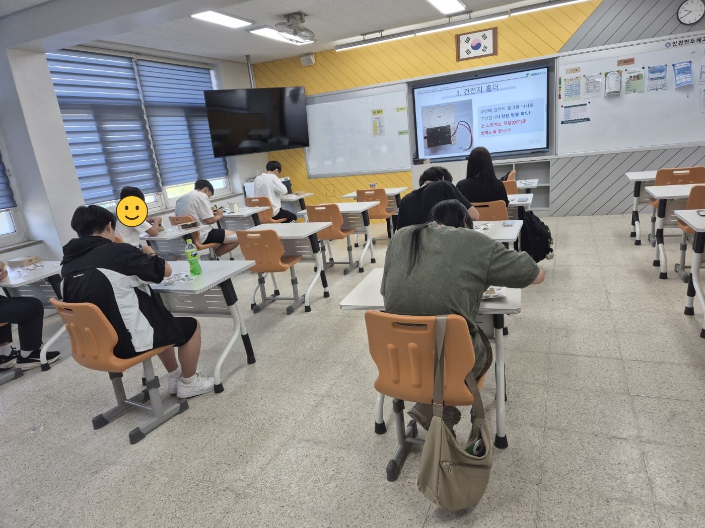시행착오를 겪으며 해결책을 찾는 학생들