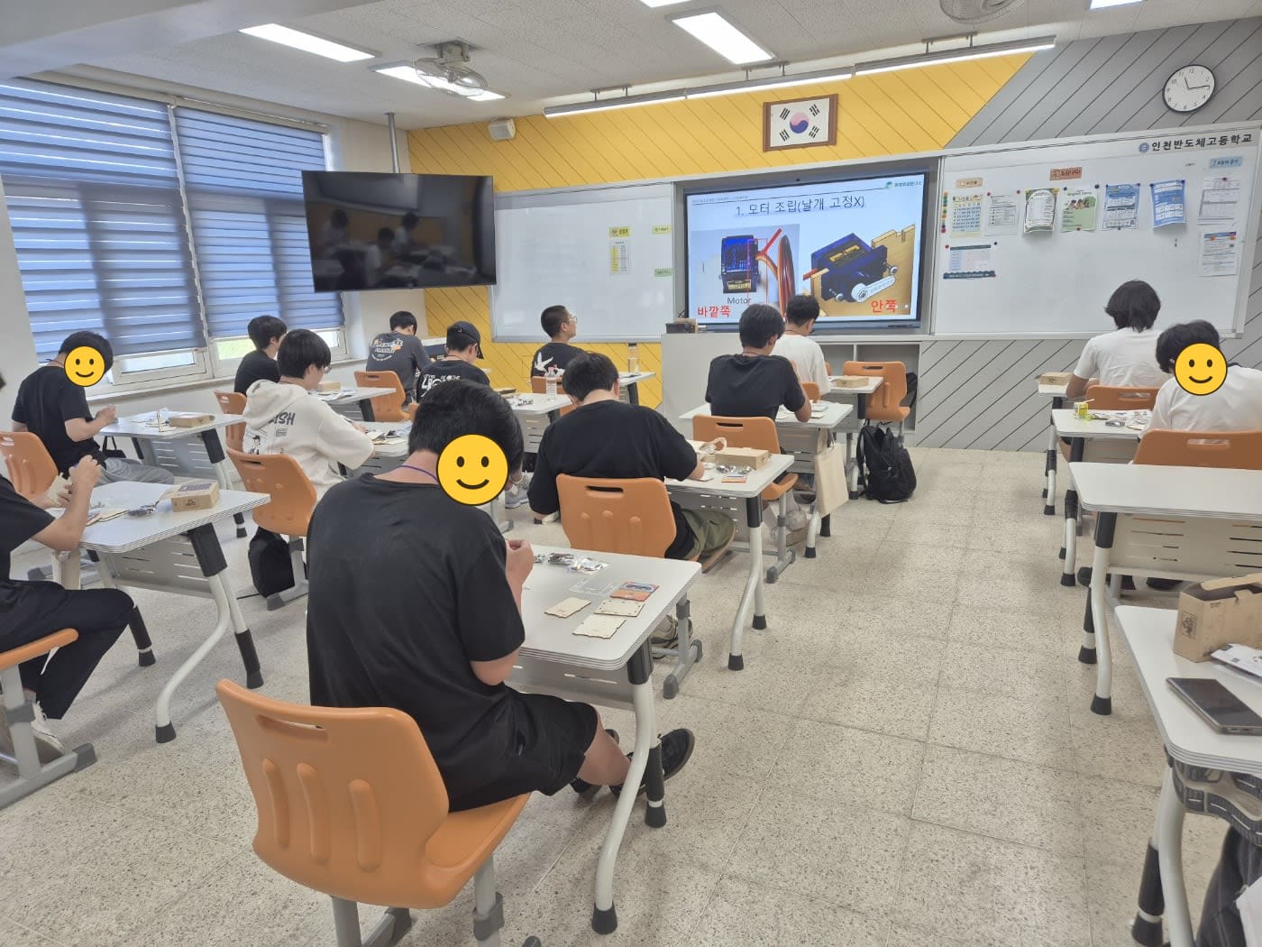 초음파 센서와 아두이노를 연결하는 학생들