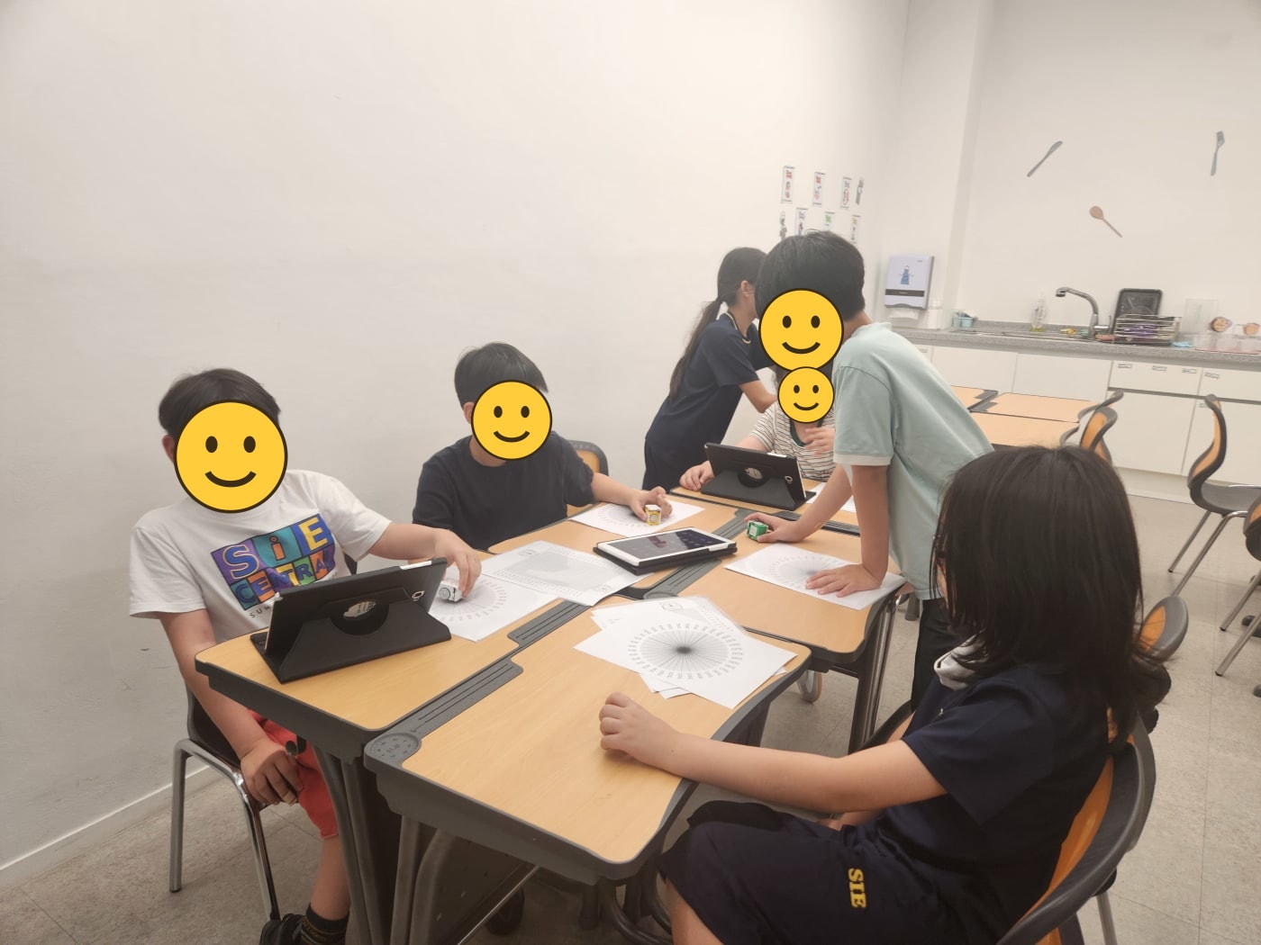 알고리즘을 작성하는 학생들