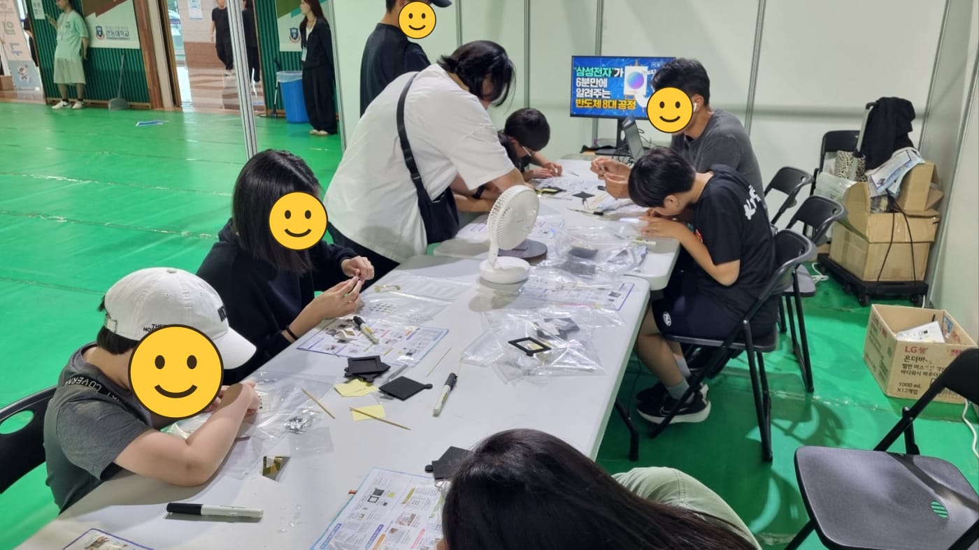 진로 상담을 하는 엔지니어와 학생들