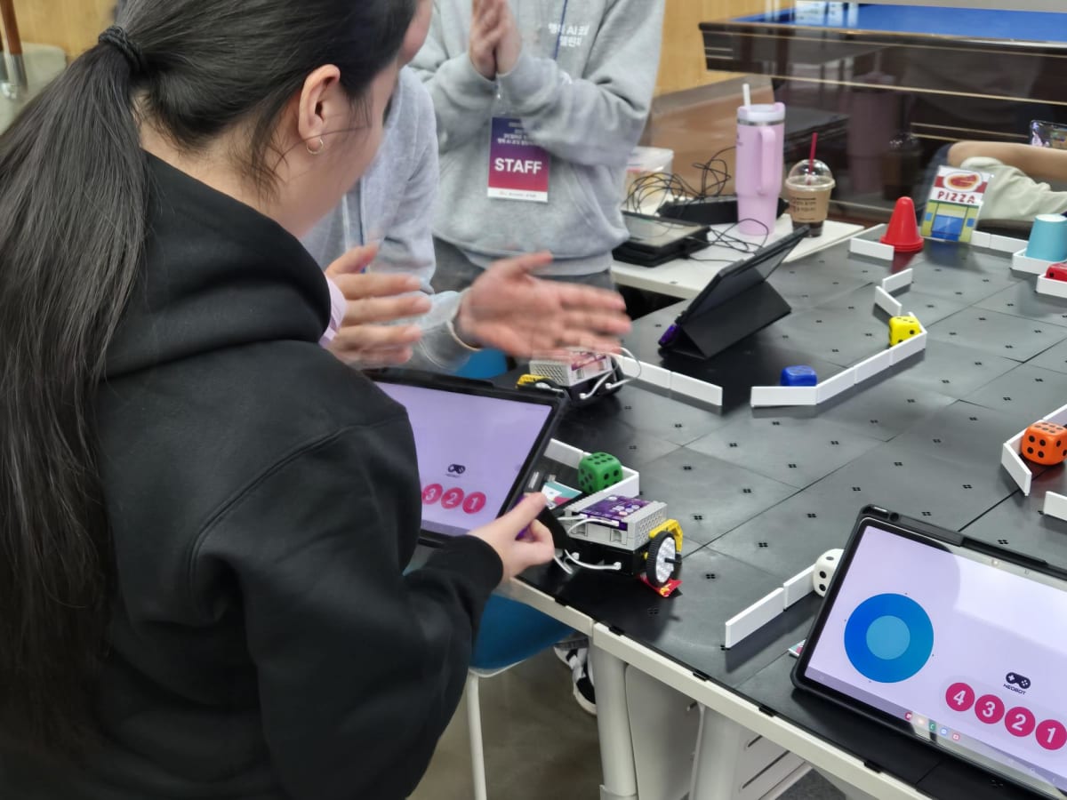 네오봇과 풍선 터트리기_05.jpg