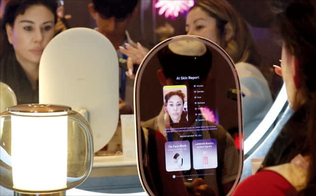 [Photo of the World] 'Mirror, Mirror, Please Take Care of My Skin'