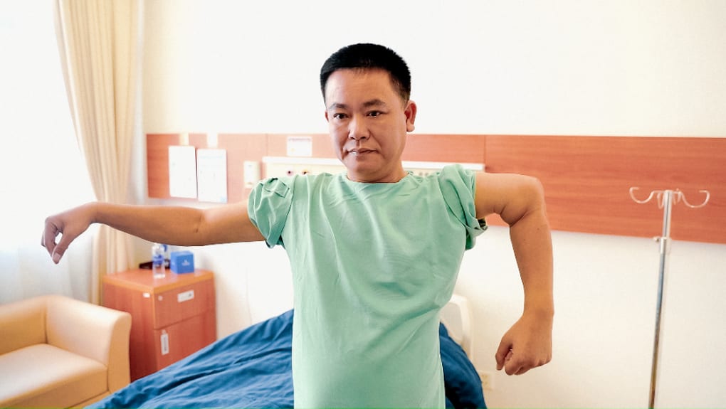 3D 프린팅 기술을 이용한 인공관절 수술로 27년간 고통받던 환자가 팔꿈치 변형에서 벗어날 수 있게 되었습니다.