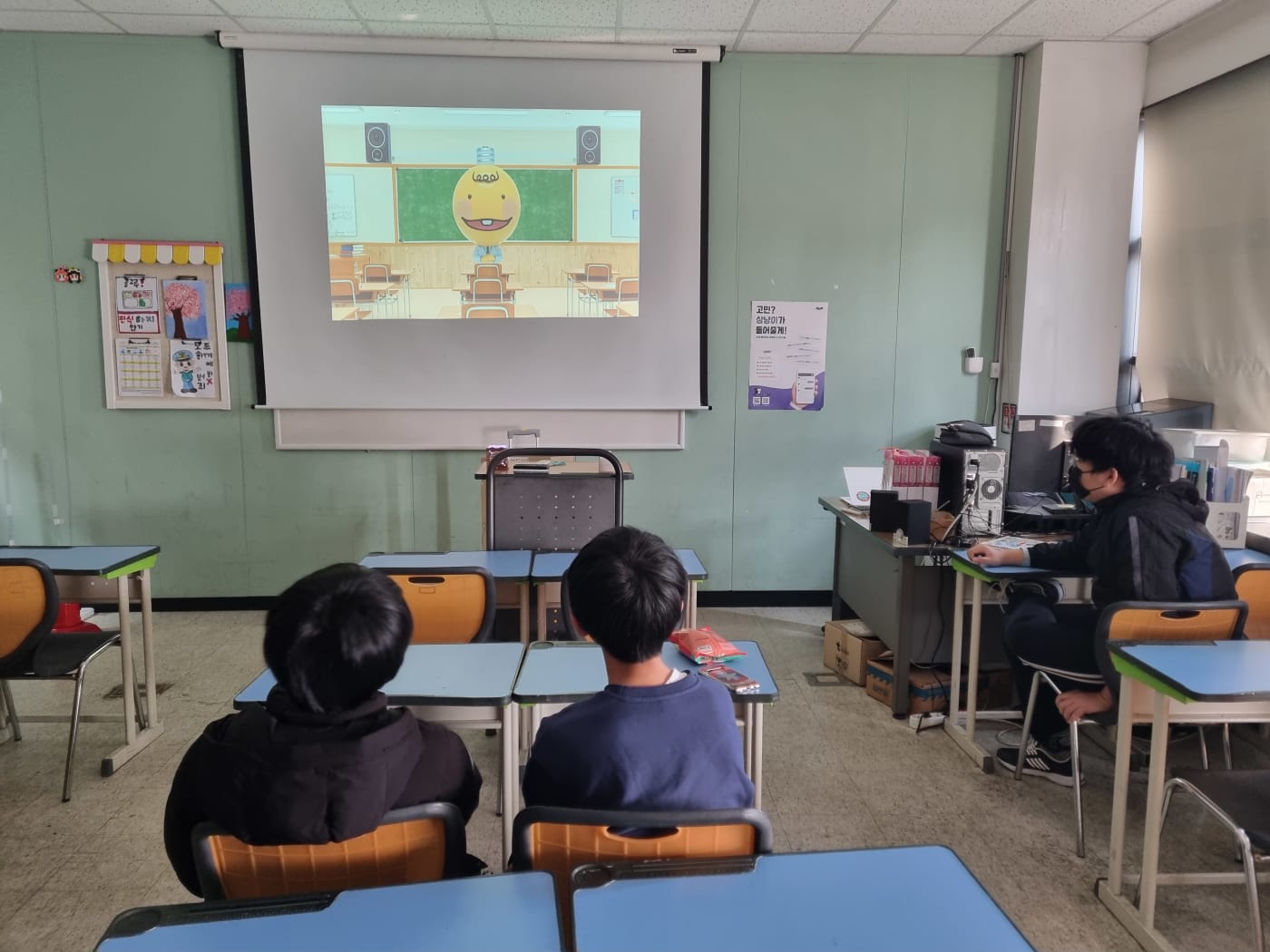 블루투스 스피커를 구성하는 다양한 부품들이 책상 위에 정렬되어 있습니다.