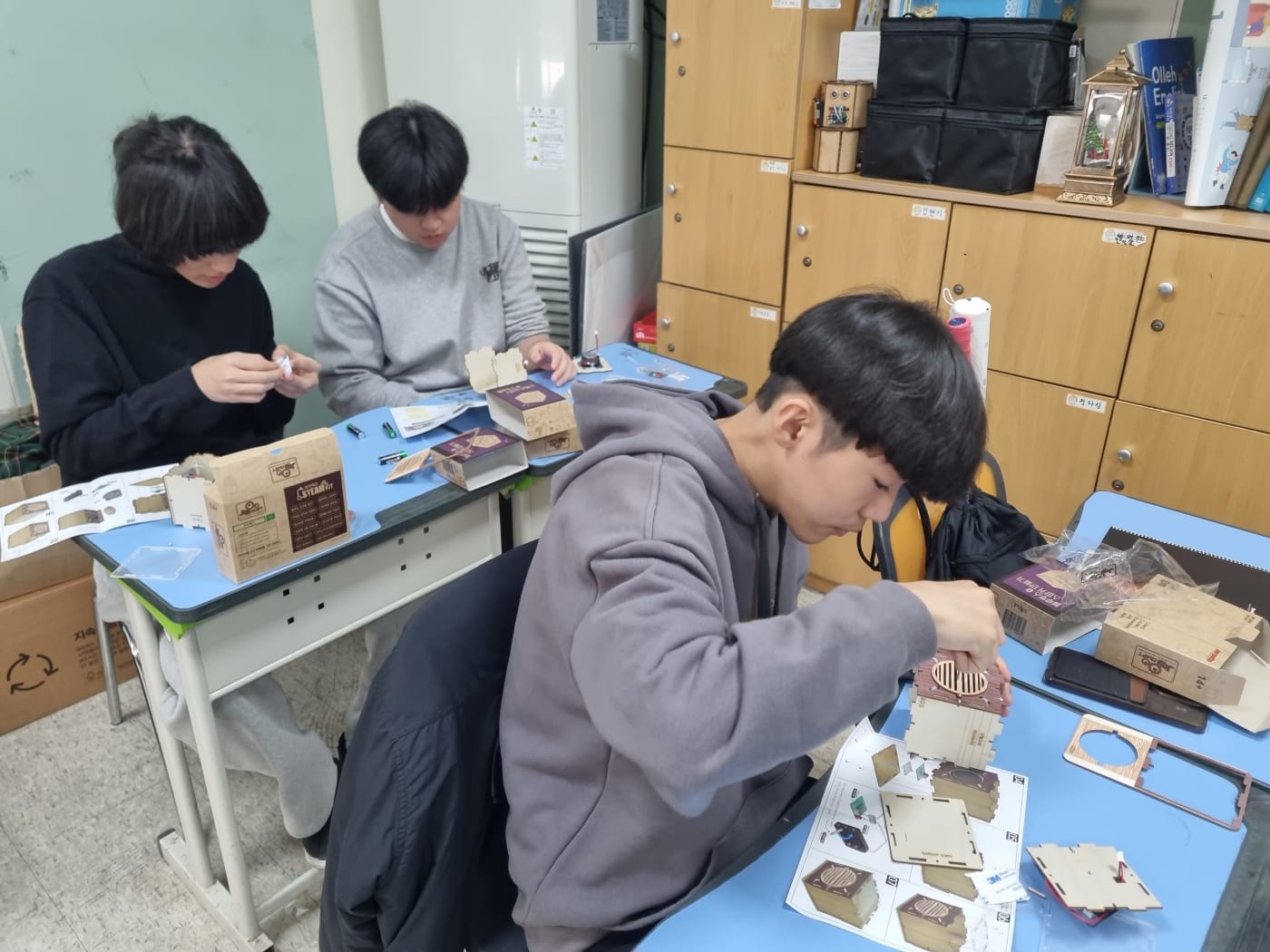 자신이 만든 블루투스 스피커를 들고 환하게 웃는 참가자