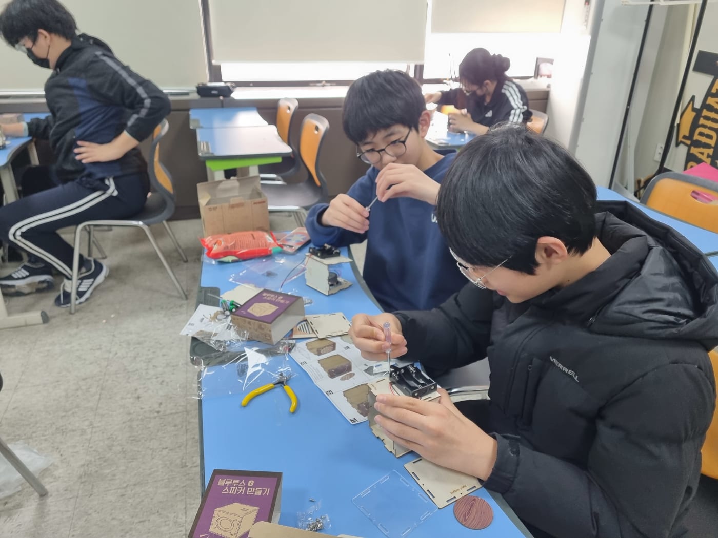 프로그램에 참여한 학생들이 단체로 기념사진을 찍고 있습니다.