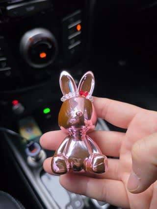 자석을 이용한 원터치 조립 방식으로 편리성을 높인 차량용 방향제