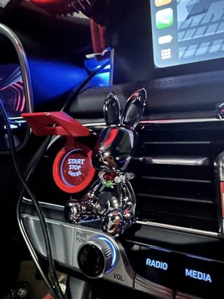 차량 인테리어와 조화를 이루는 세련된 디자인의 방향제