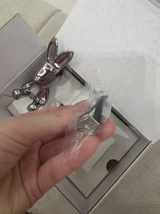 앞뒤 동시 발향 구조로 차량 내부에 향기를 고르게 퍼뜨리는 모습