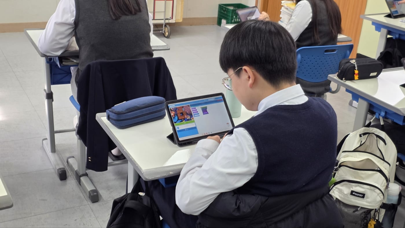 미션 성공 후 기뻐하는 부구중학교 학생들