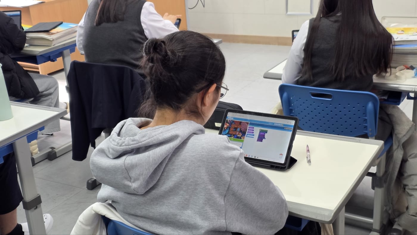 코딩을 통해 생각을 현실로 만드는 과정을 경험하는 학생