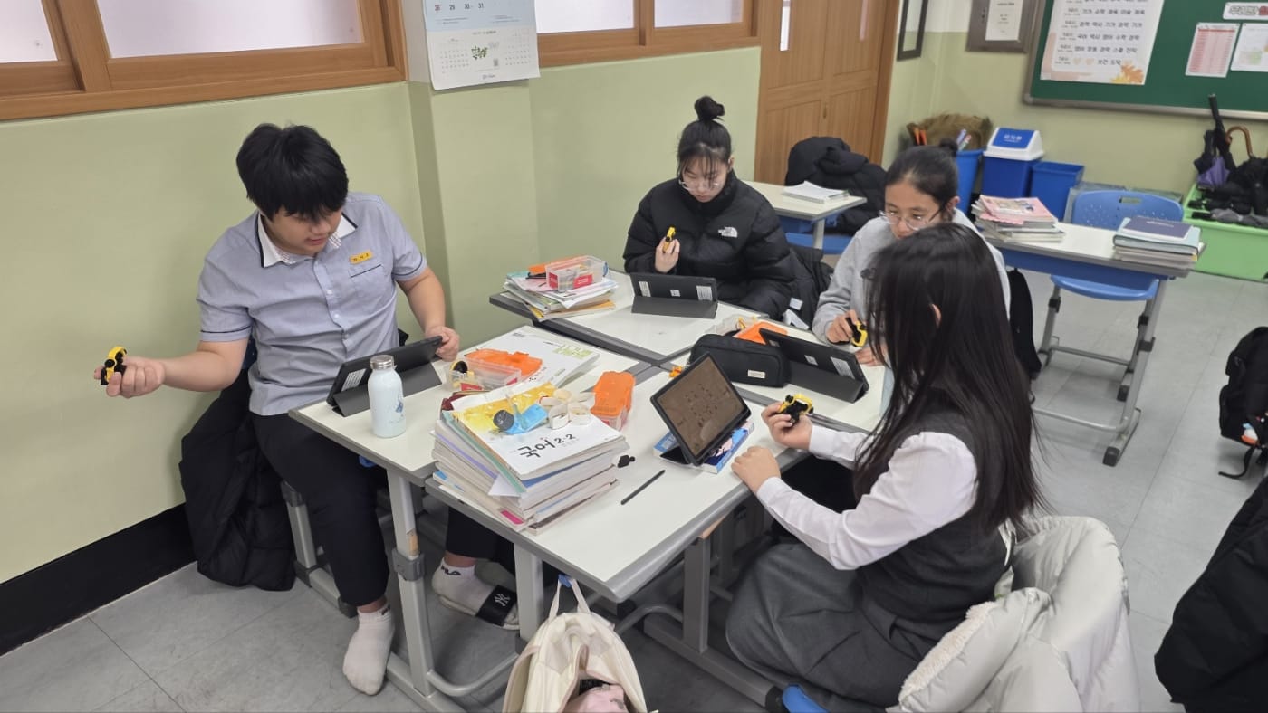 엔트리 블록 코딩으로 게임을 만드는 학생들
