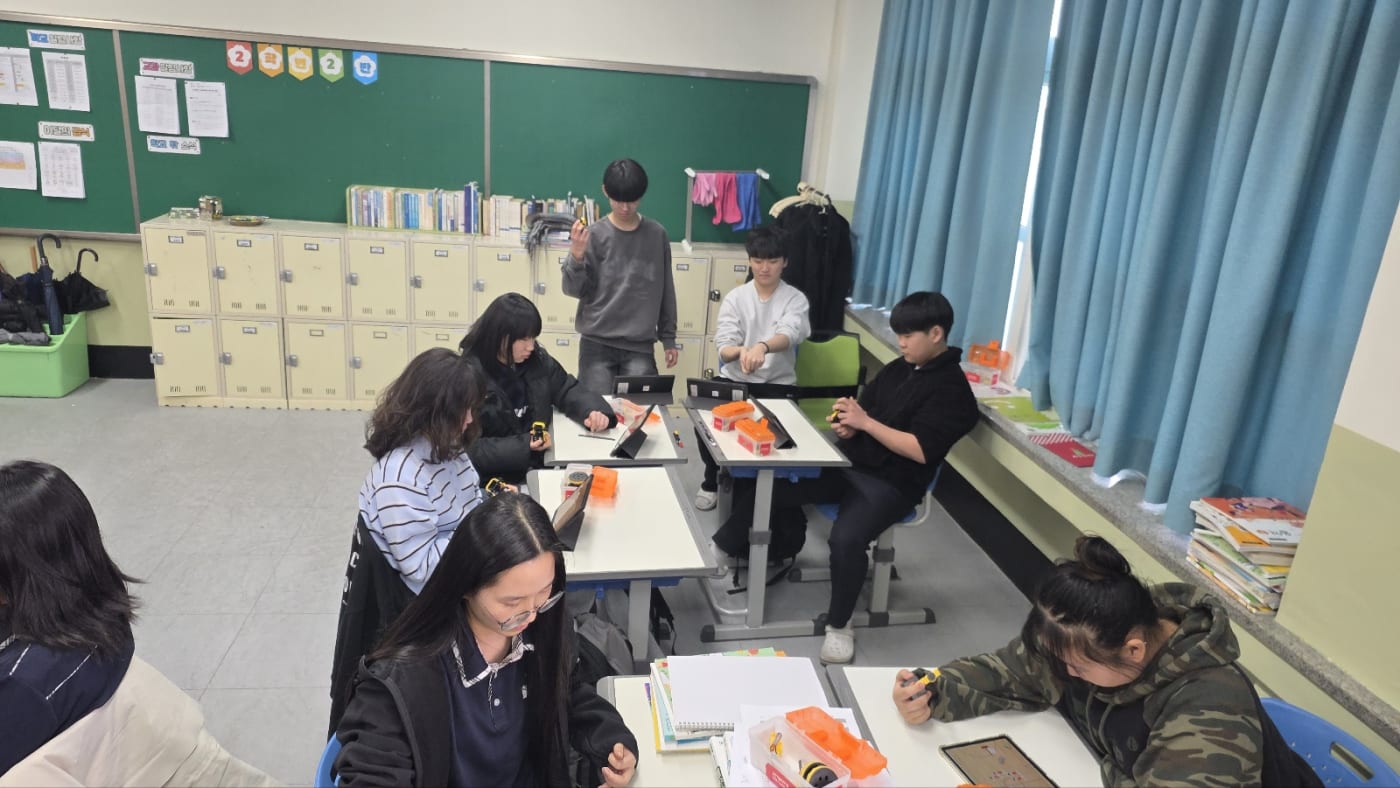 모둠원들과 협력하여 로봇 자율 주행 미션을 수행하는 모습