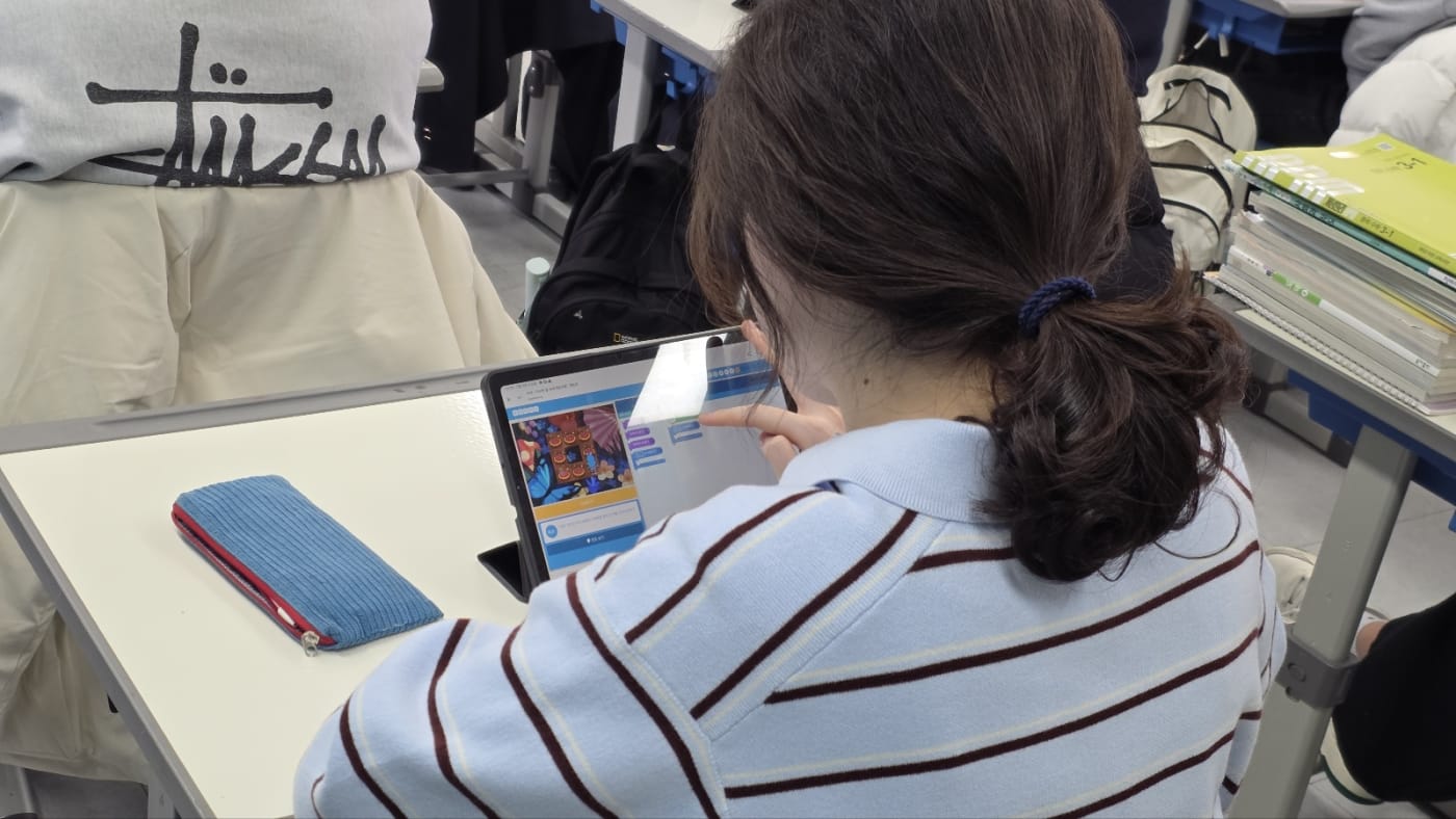 핑퐁 로봇 코딩 수업에 열중하는 학생들의 모습