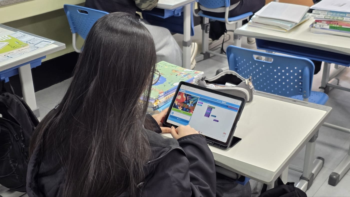 핑퐁 로봇 부품을 조립하는 학생의 손