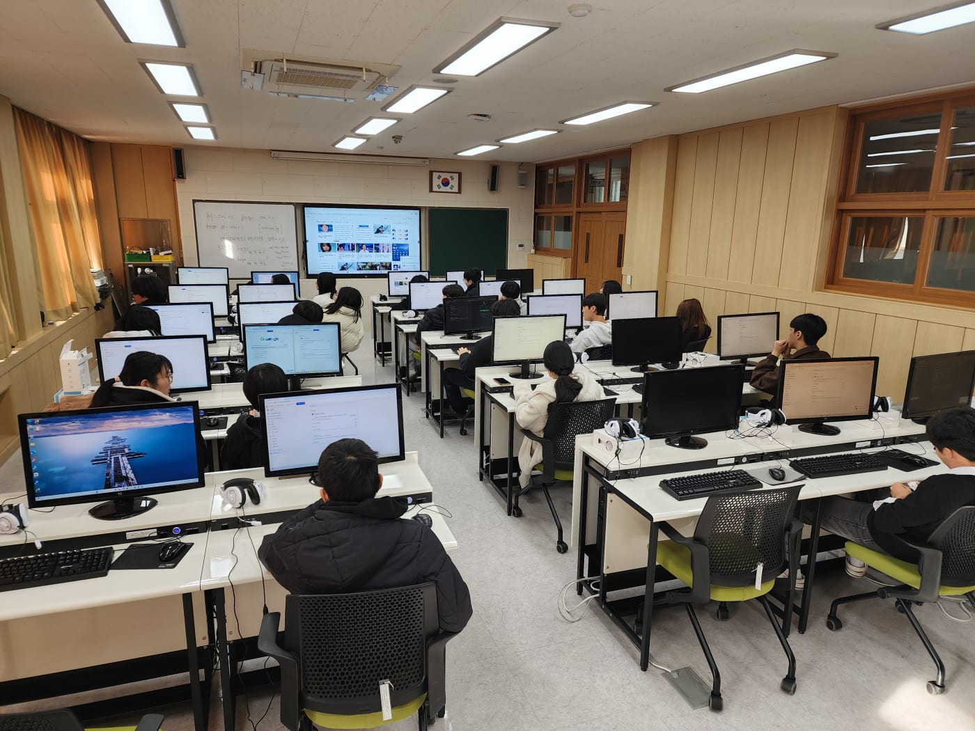 울진 부구중학교 학생들이 마이크로비트 아케이드 코딩 수업에 참여하고 있는 모습