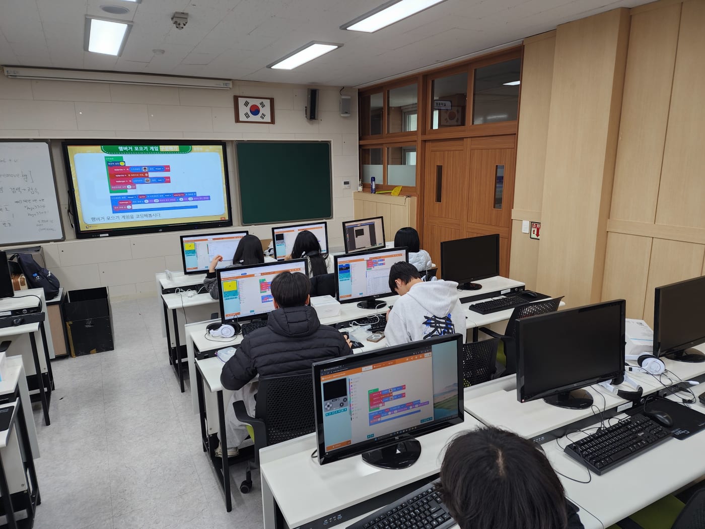 마이크로비트 아케이드를 직접 조작하며 코딩을 배우는 학생