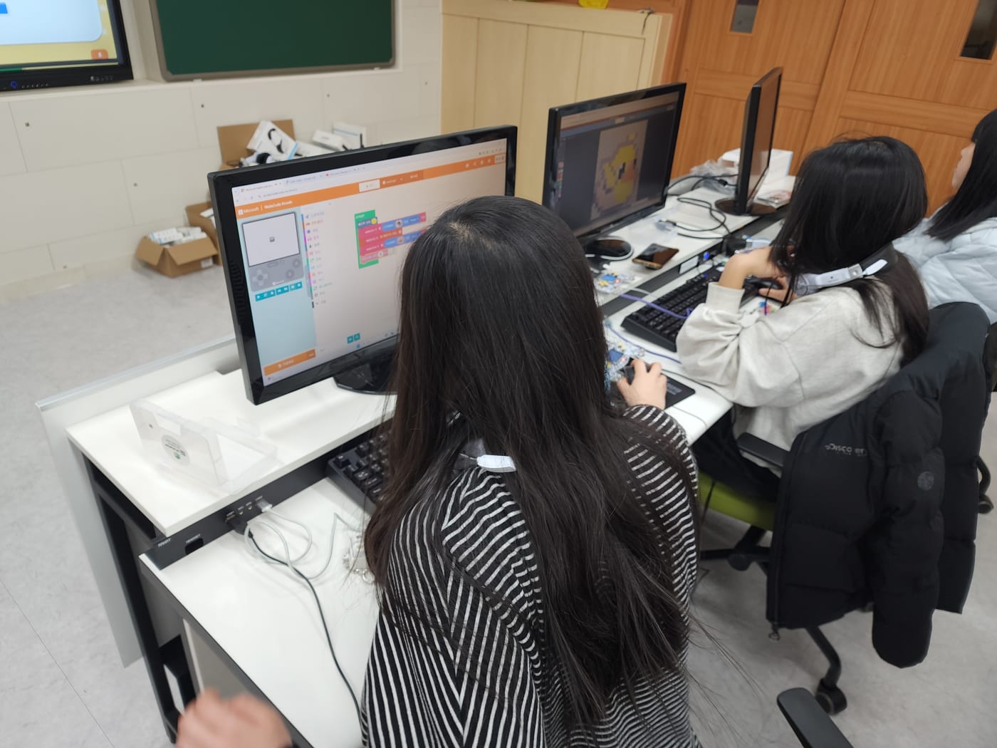 블록코딩으로 직접 만든 게임이 실행되고 있는 마이크로비트 아케이드