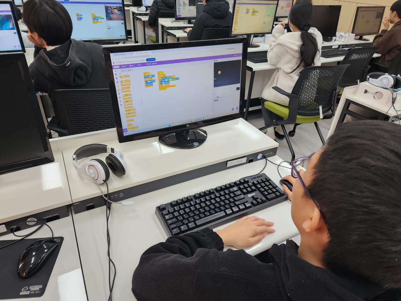 컴퓨터 앞에서 적극적으로 코딩 수업에 참여하는 학생