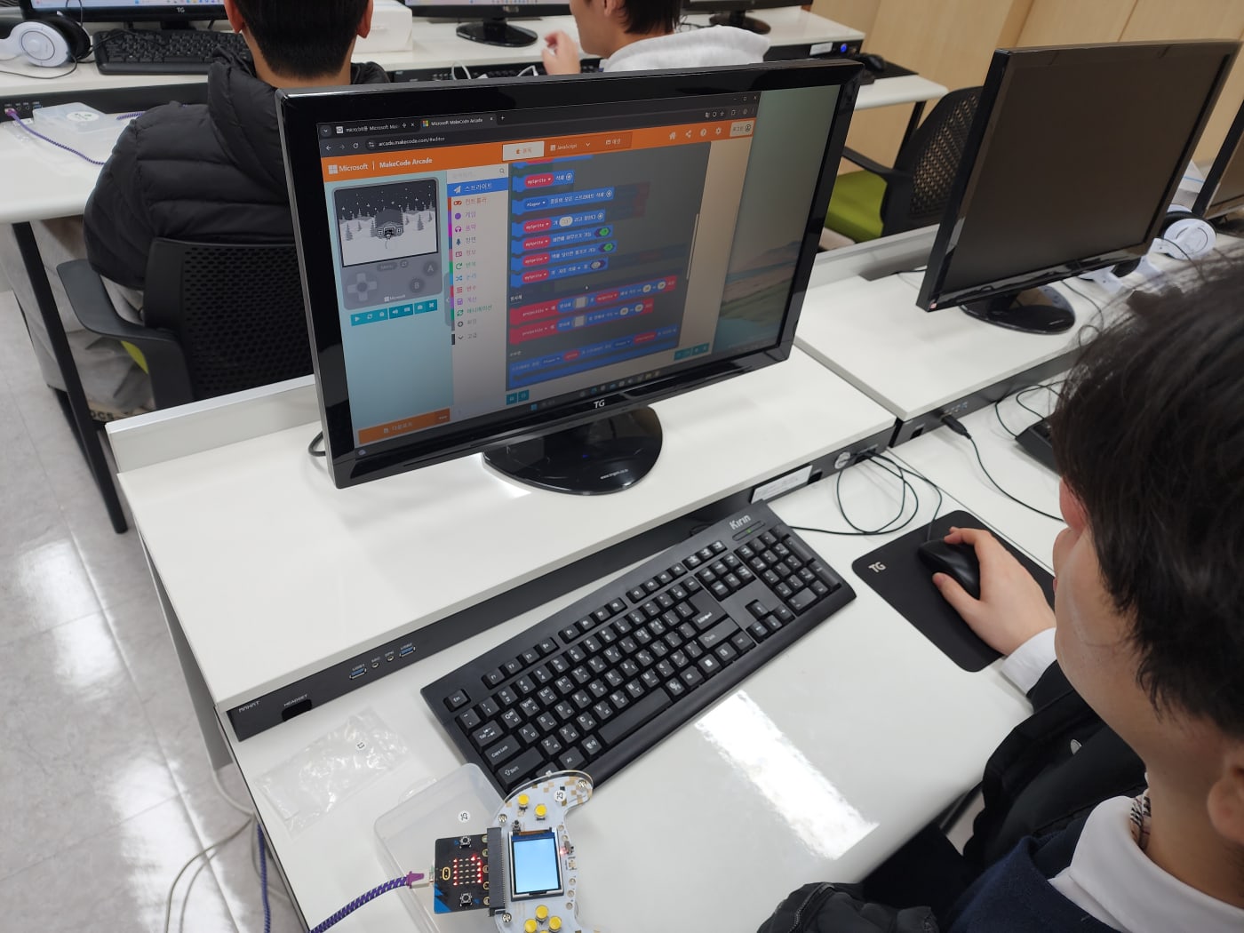 스크래치 블록코딩 화면을 보며 집중하고 있는 학생