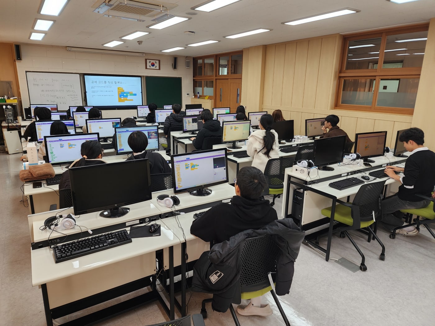 손바닥만 한 크기의 마이크로비트 아케이드 보드