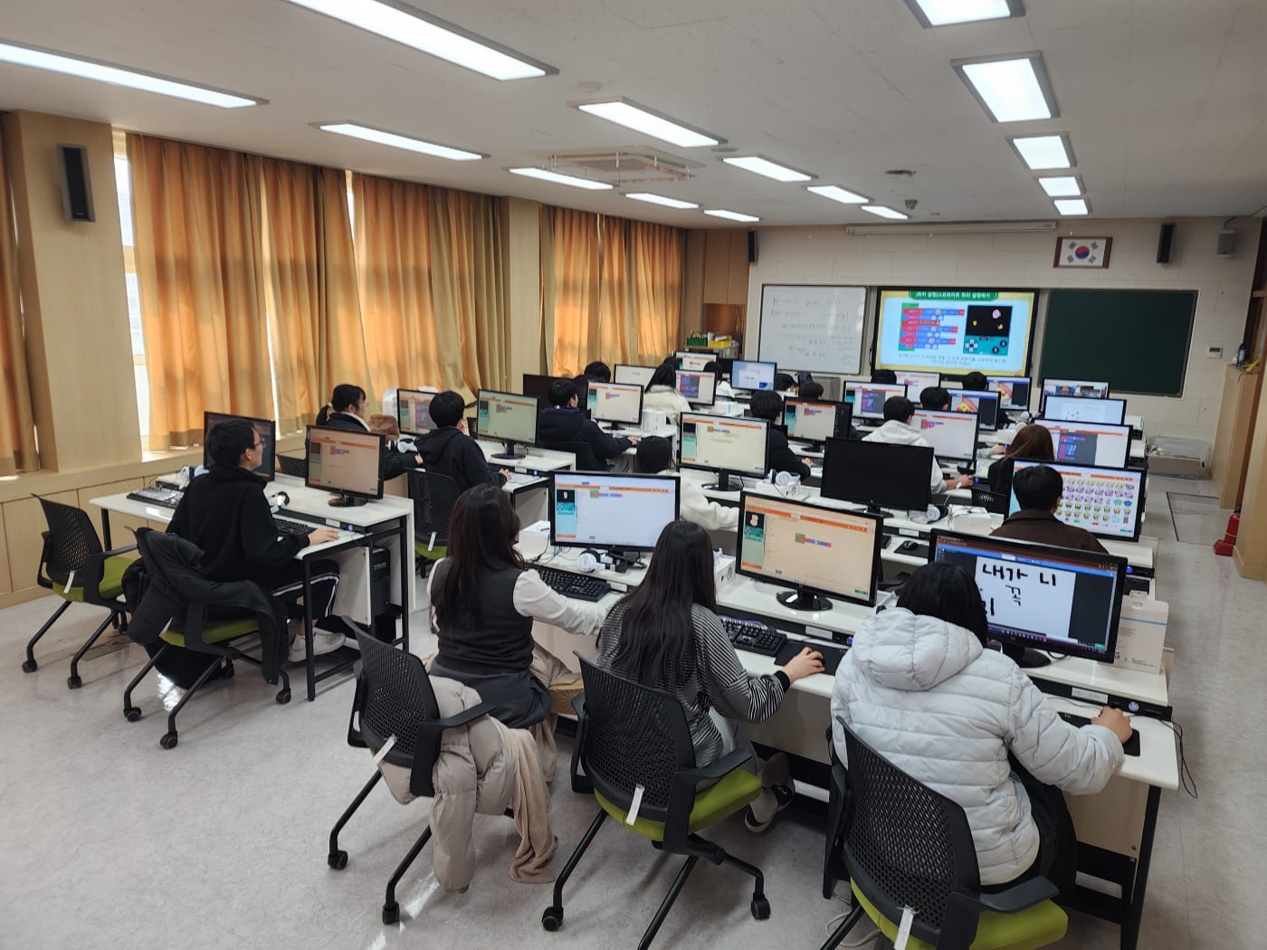 완성된 마이크로비트 아케이드 게임을 손에 들고 보여주는 학생