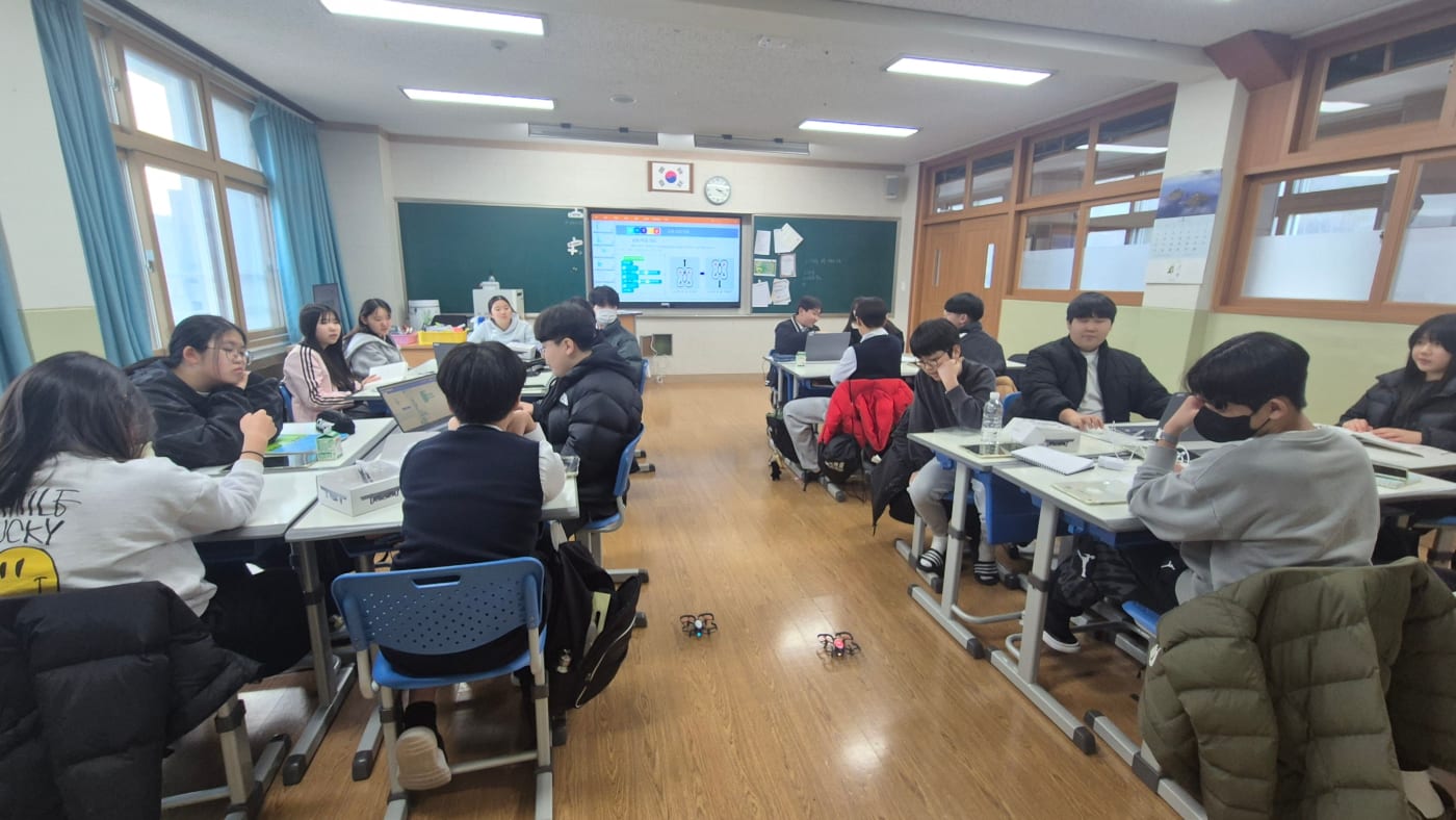 팀원들과 소통하며 스마트홈 코딩 문제를 해결해나가는 학생들의 모습