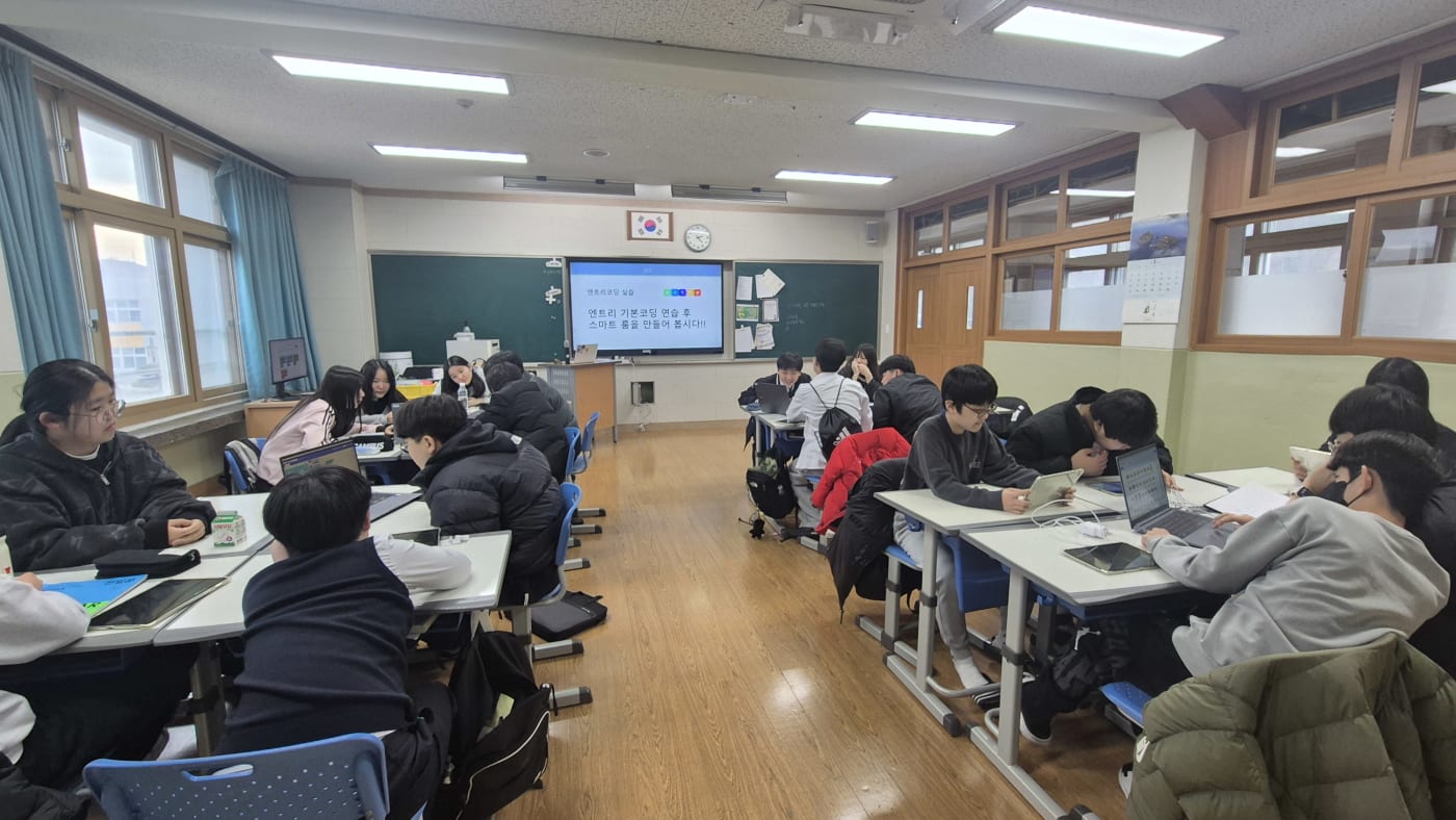 코딩을 통해 협력하며 컴퓨테이셔널 씽킹 능력을 기르는 아이들