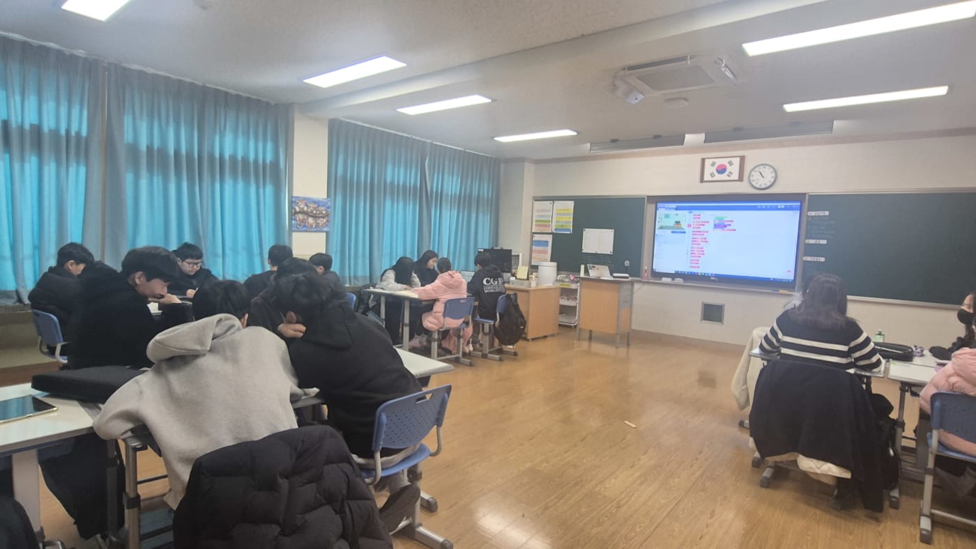 엔트리를 활용해 '나만의 스마트홈'을 만들며 협력하는 부구중학교 학생들